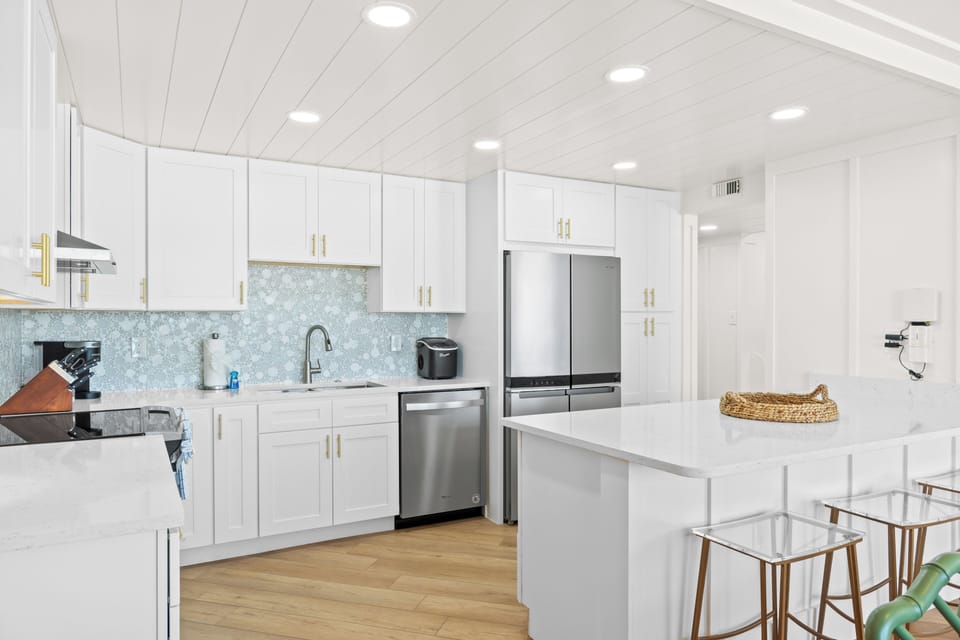 Full Size Kitchen and Barstool Seating