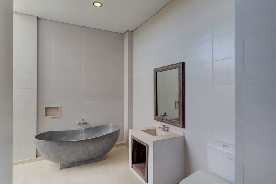 Junior Suite, Balcony | Bathroom | Shower, rainfall showerhead, free toiletries, towels
