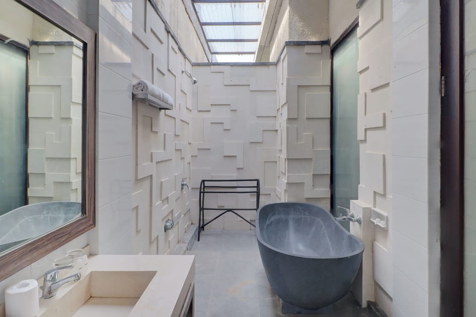 Executive Double Room, Balcony | Bathroom | Shower, rainfall showerhead, free toiletries, towels
