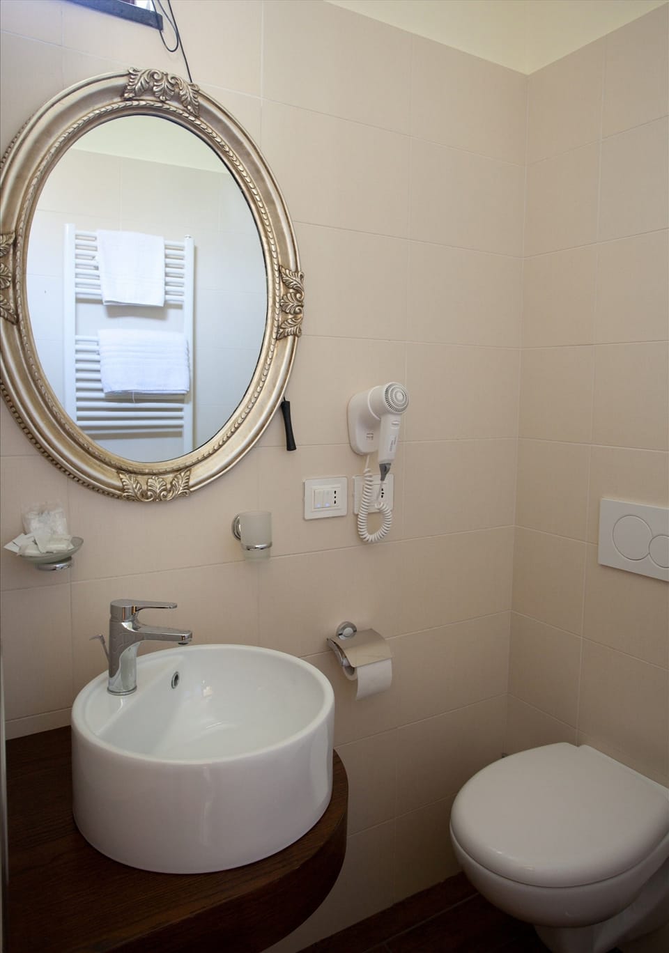 Shower, free toiletries, hair dryer, bidet