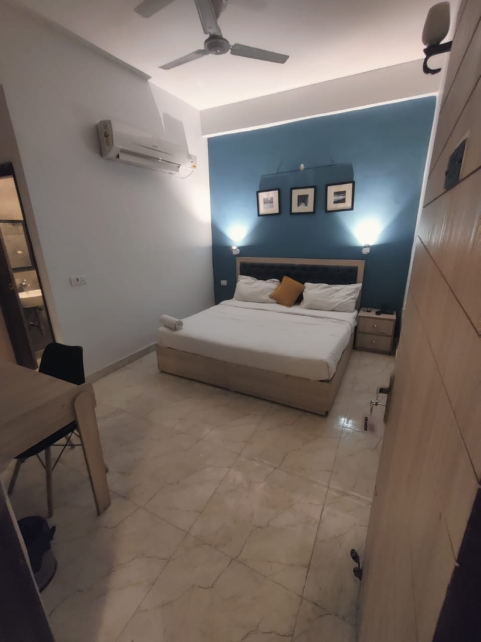Deluxe Room | Bathroom | Shower, rainfall showerhead, towels, soap