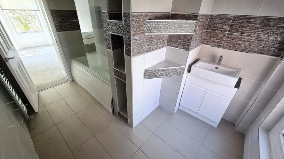 HU1 Triplex City Centre Gem sleeps 6 H7 Apartment in Hull