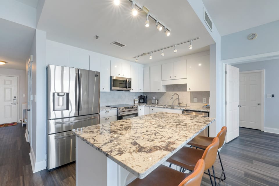 A beautiful fully stocked kitchen!