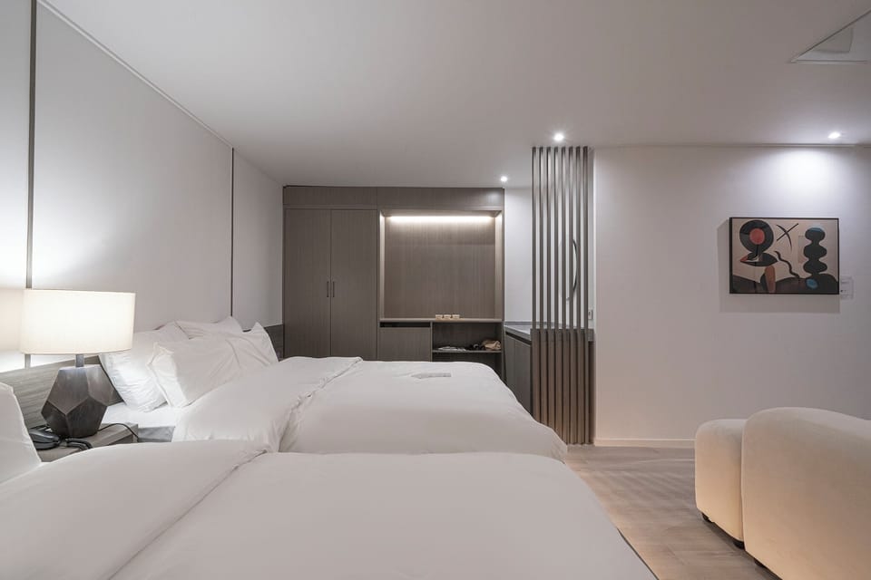 Party & Movie | Premium bedding, soundproofing, free WiFi, bed sheets