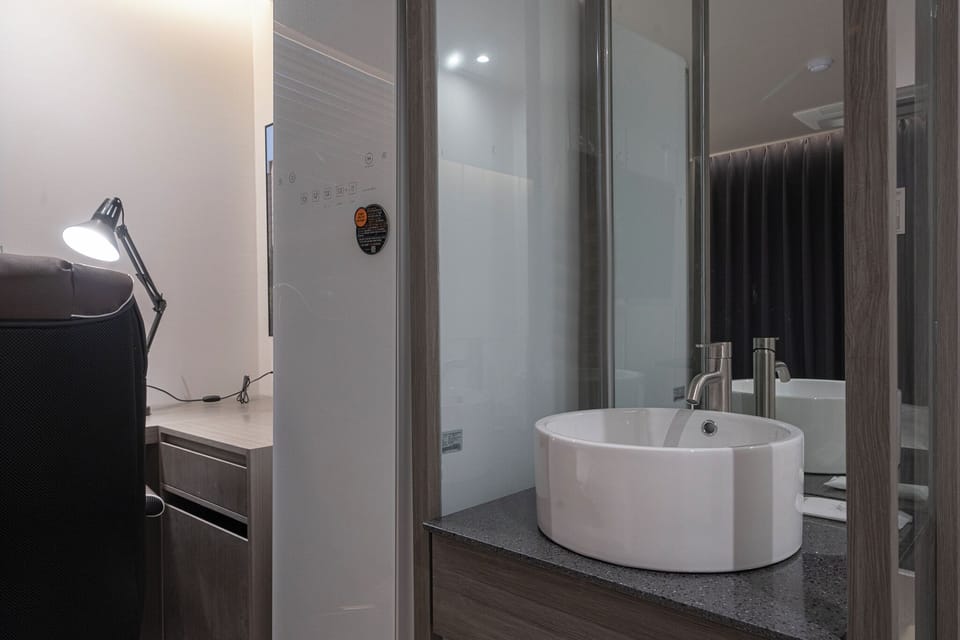 Business | Premium bedding, soundproofing, free WiFi, bed sheets