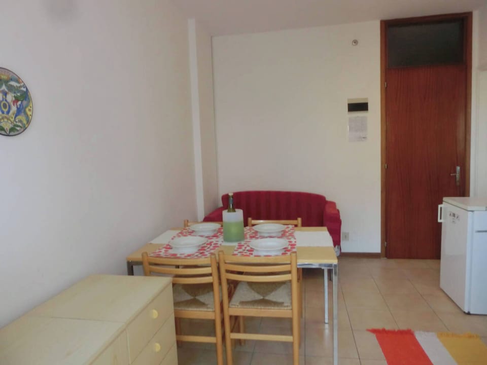 Apartment, 1 Bedroom, Balcony | Dining room