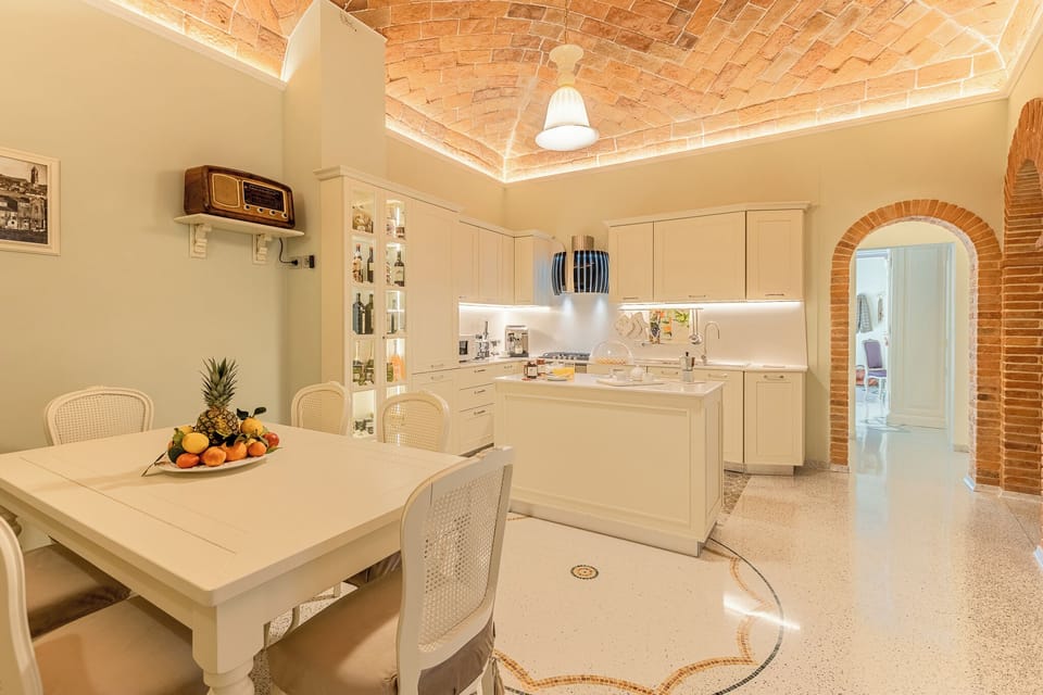 Deluxe Apartment | Private kitchen | Full-size fridge, microwave, oven, stovetop