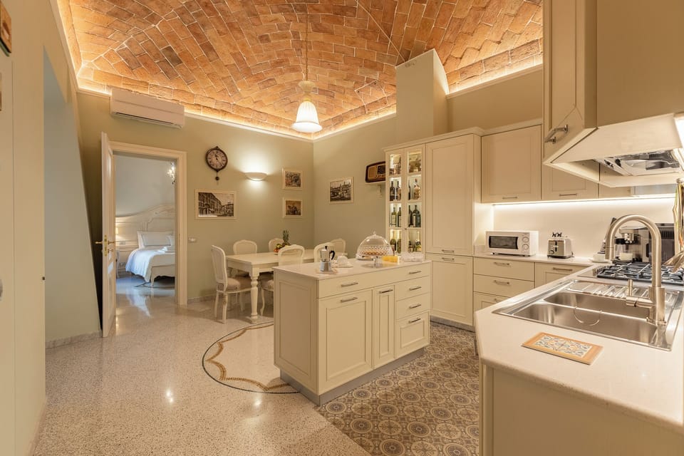 Deluxe Apartment | Private kitchen | Full-size fridge, microwave, oven, stovetop