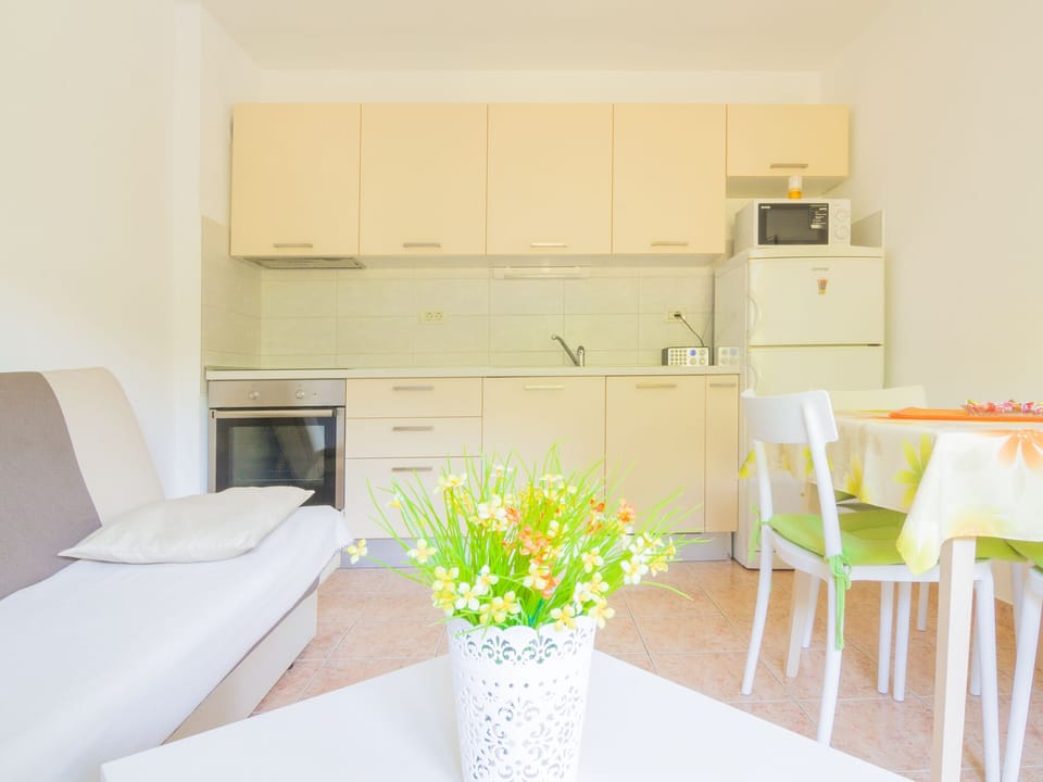 Apartment, Garden View | Private kitchen | Full-size fridge, microwave, stovetop, dishwasher
