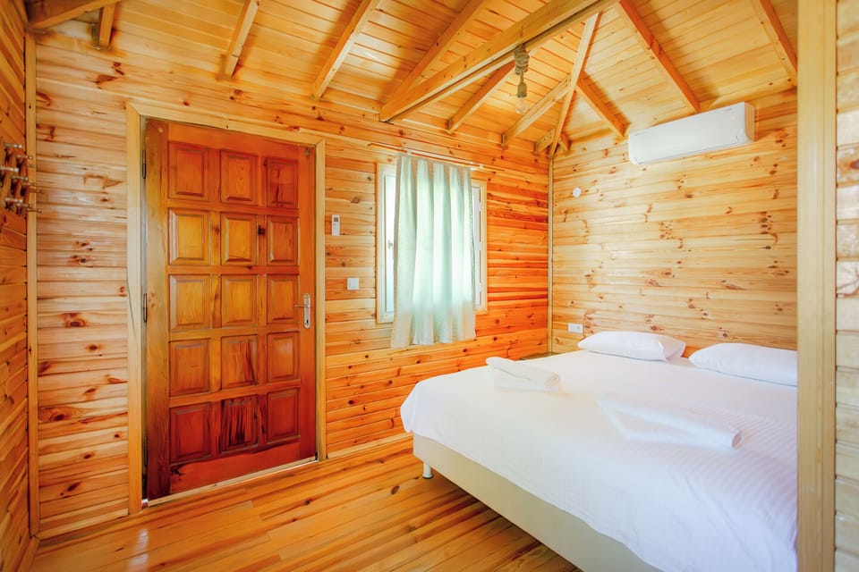 Standard Bungalow, 1 Queen Bed | Soundproofing, free WiFi, bed sheets