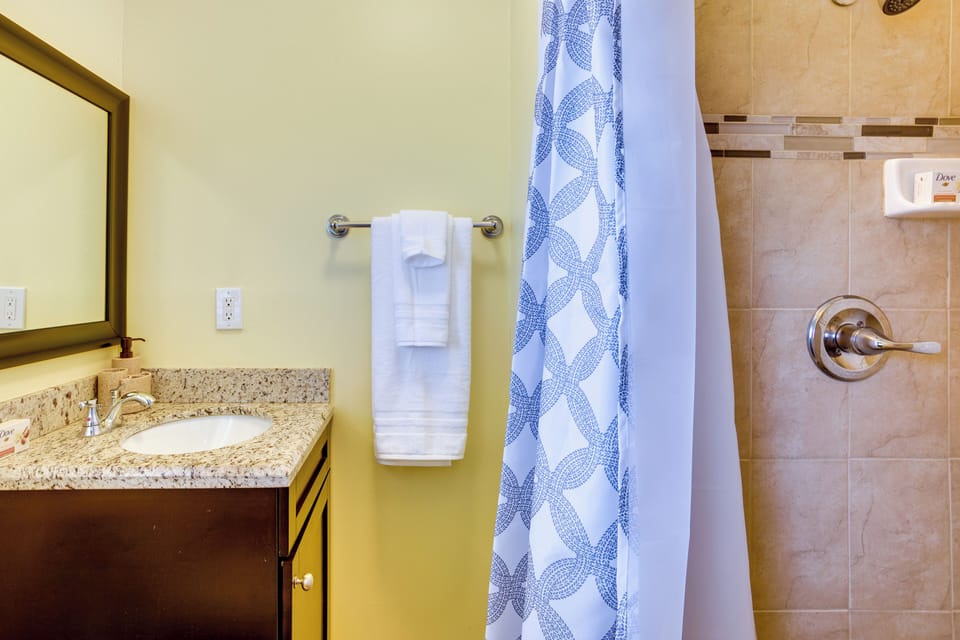 Full Bathroom | Walk-In Shower | Towels Provided