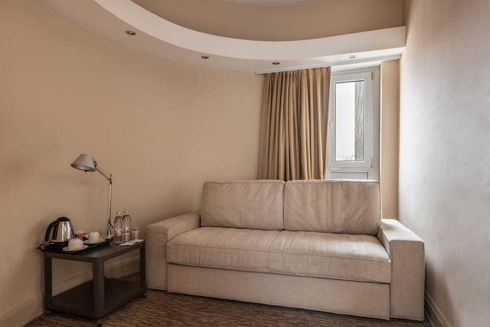 Junior Suite | Hypo-allergenic bedding, minibar, in-room safe, desk