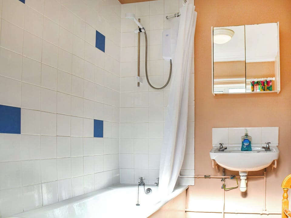 Bathroom | 1 Brandiston Barn Cottage, Cawston near Reepham