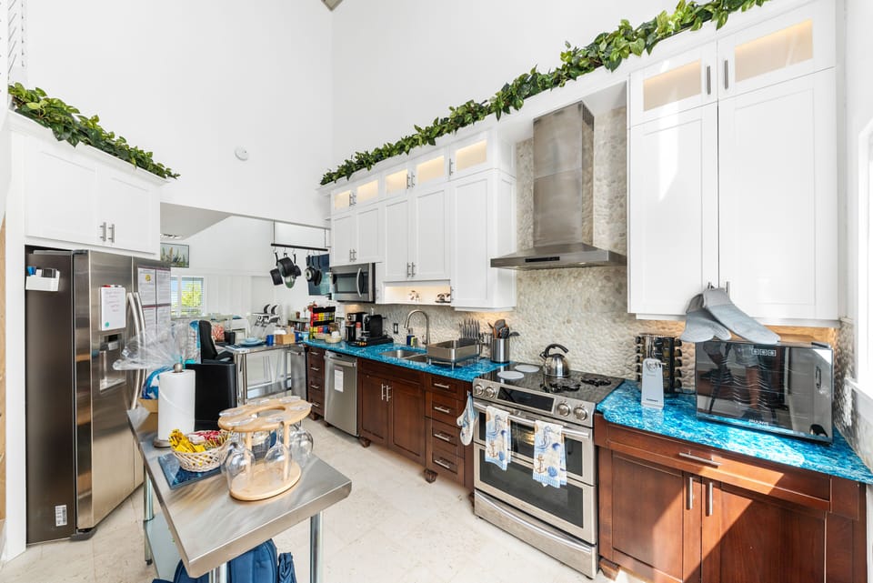 Full-kitchen with stainless steel appliances and tea/coffee beverage stations