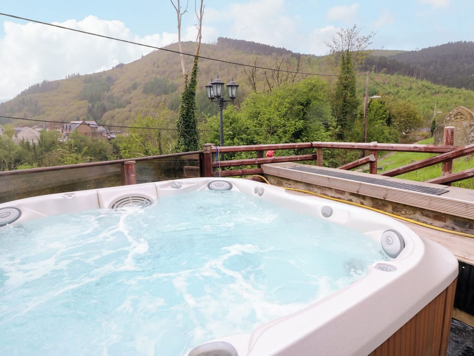 Cottage | Outdoor spa tub
