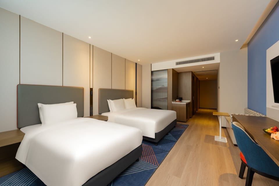 Standard Room, 1 King Bed | Premium bedding, down comforters, memory foam beds, minibar
