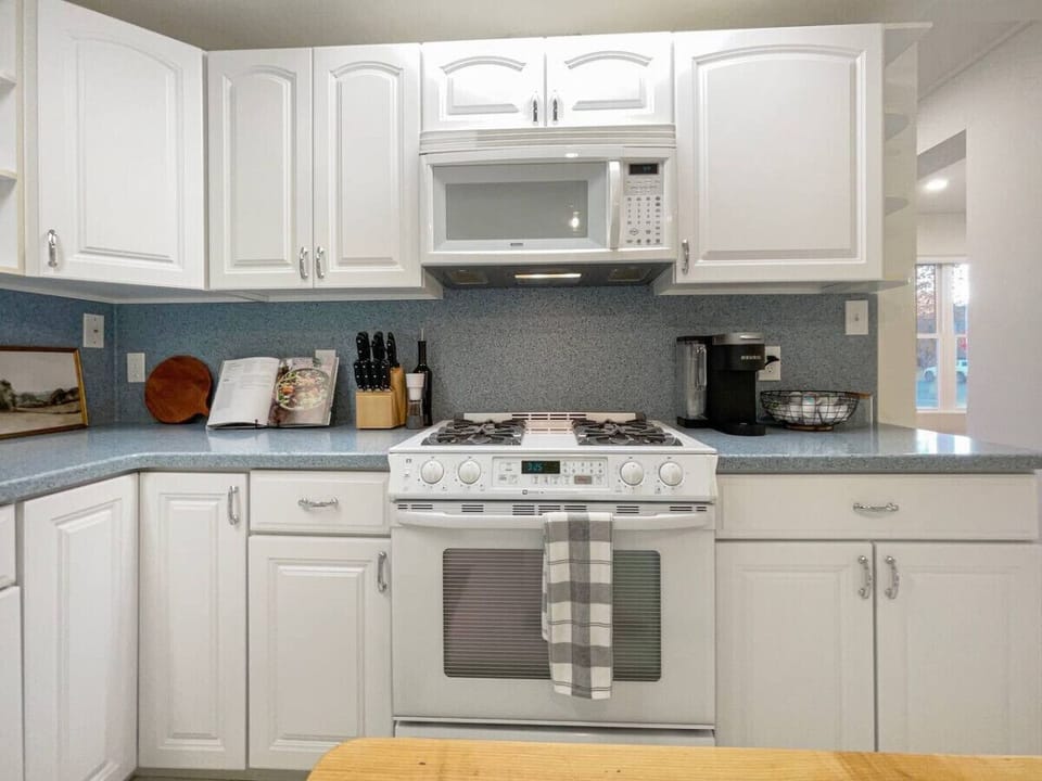 New oven, microwave, and plenty of counter space!