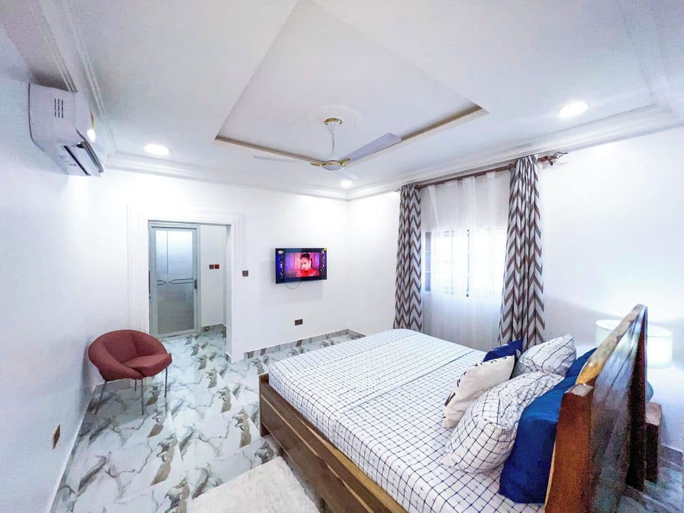 Executive Apartment | Down comforters, desk, soundproofing, iron/ironing board