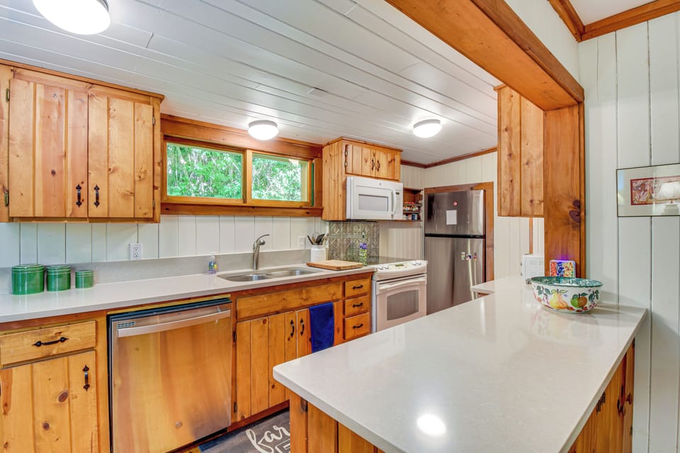 Kitchen | Cooking Basics | Coffee Maker | Paper Towels/Trash Bags Provided