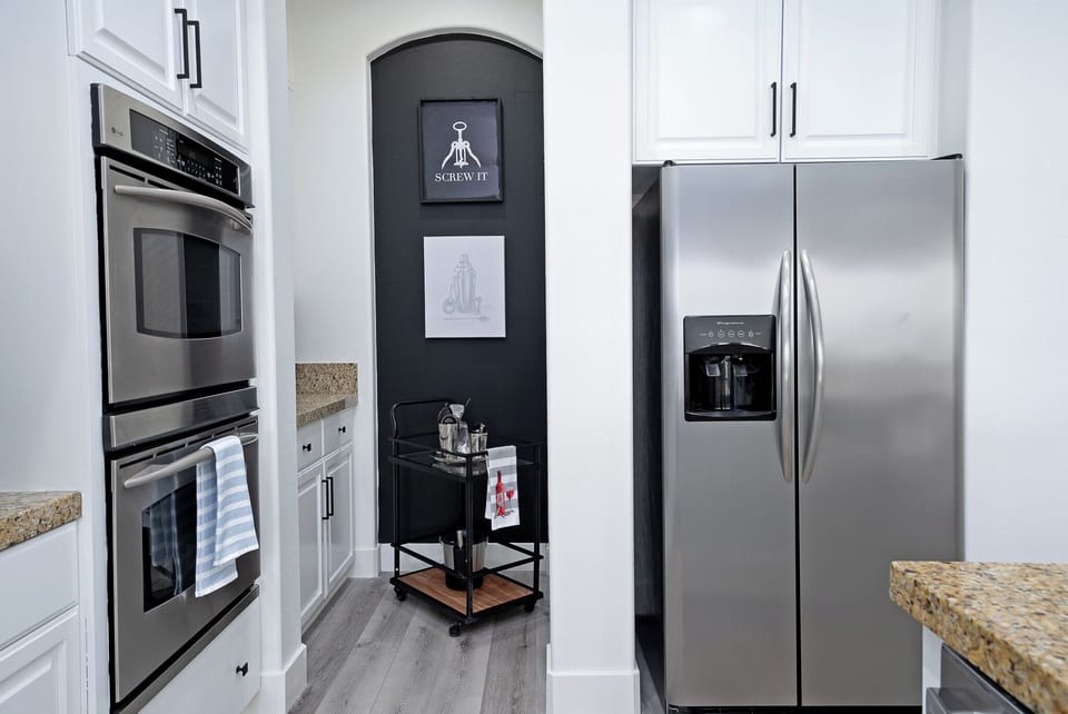 House | Private kitchen | Coffee/tea maker, full-size fridge, microwave, oven