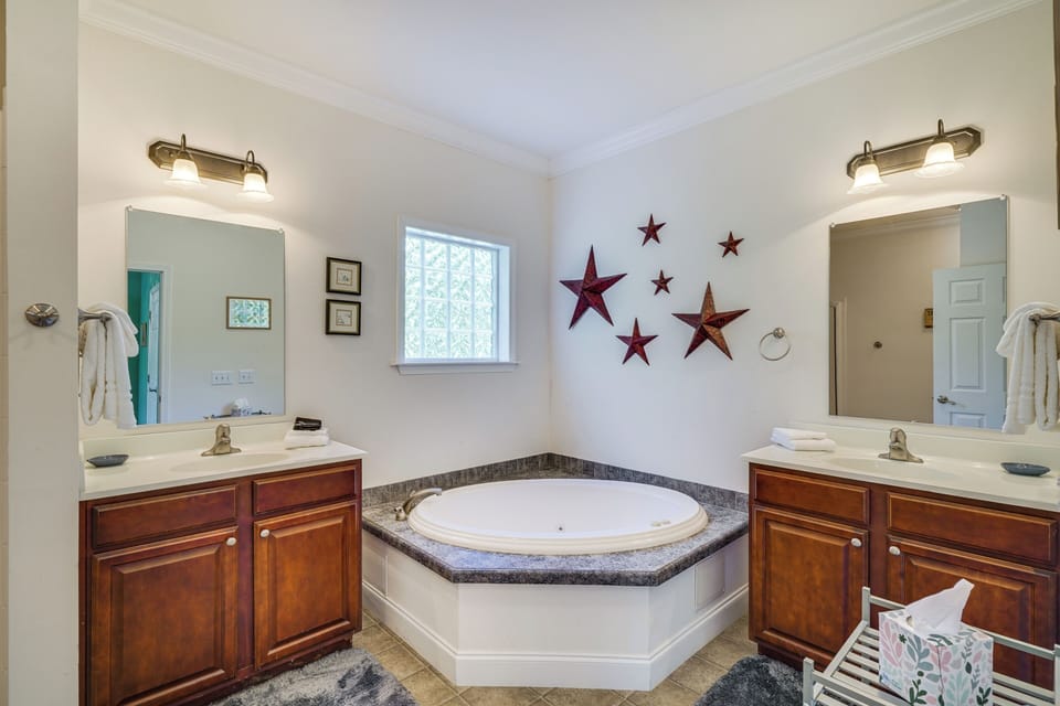En-Suite Bathroom | Towels Provided