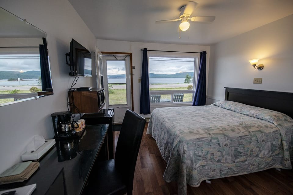 Standard Queen Room | Free WiFi, bed sheets
