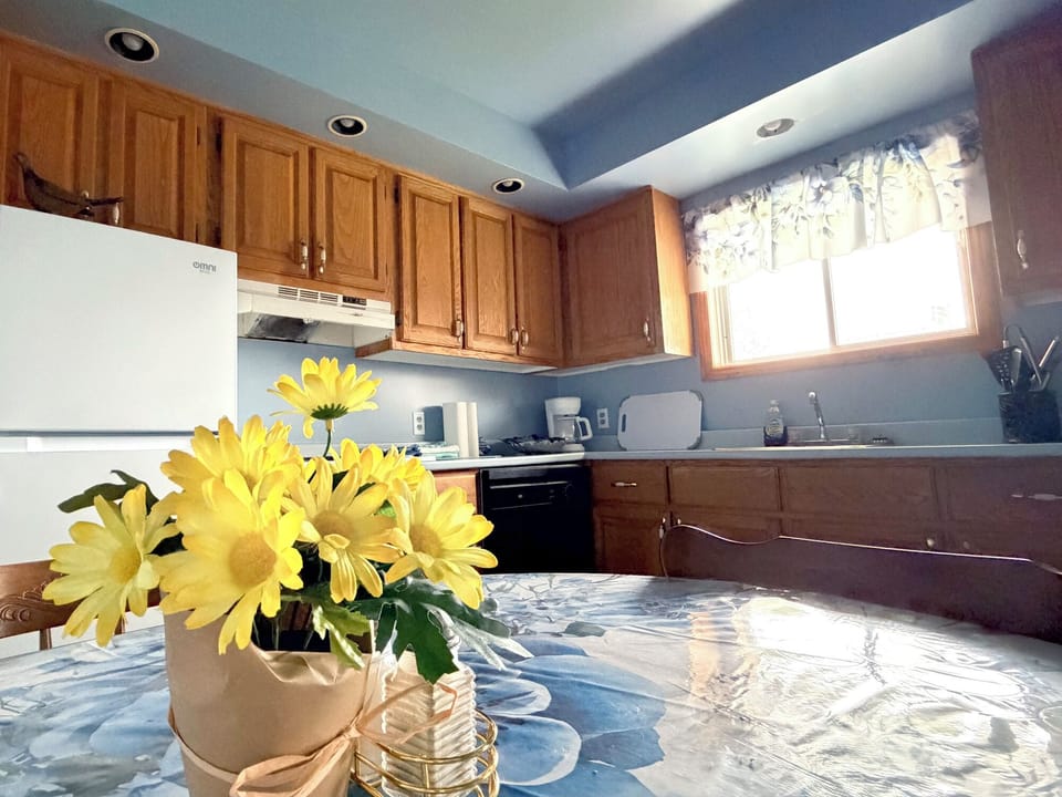 Two-bedroom Chalet Ocean View | In-room dining
