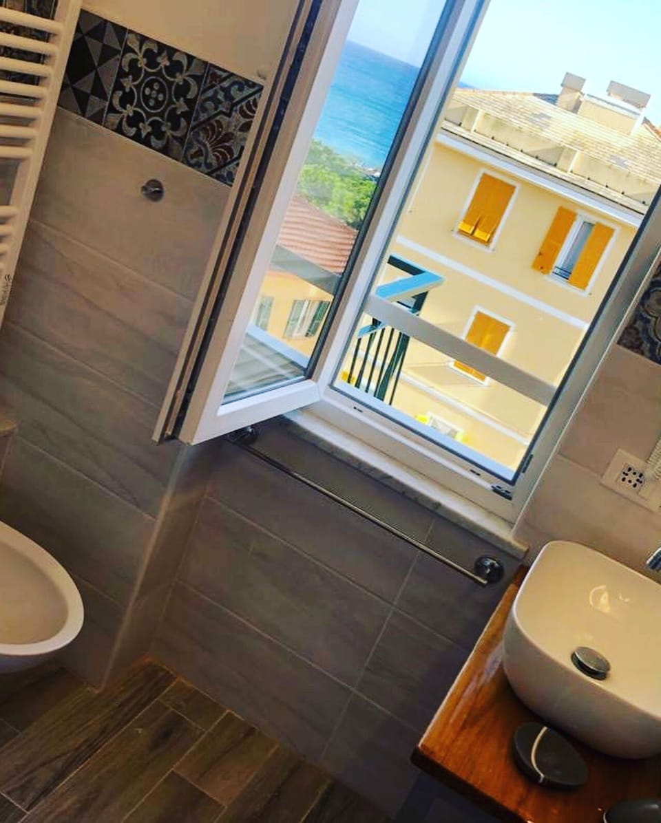 Deluxe Double or Twin Room, 1 Bedroom, Sea View, Beachside | Premium bedding, minibar (free items), in-room safe, desk