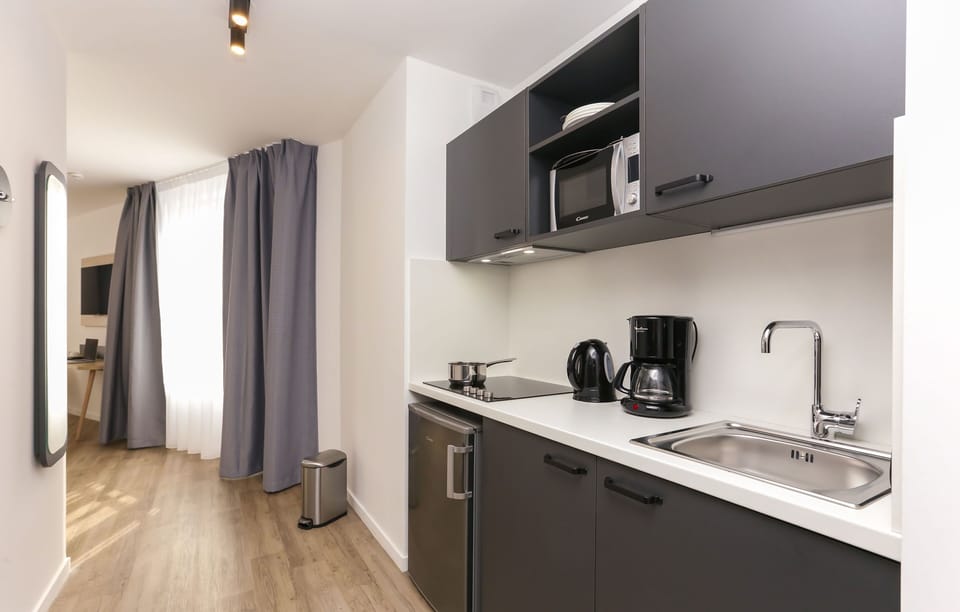 The kitchenette is equipped with all the necessary appliances. 