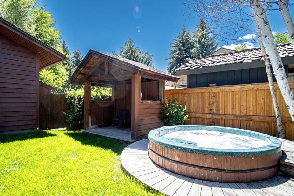 Private pet-friendly yard and hot tub