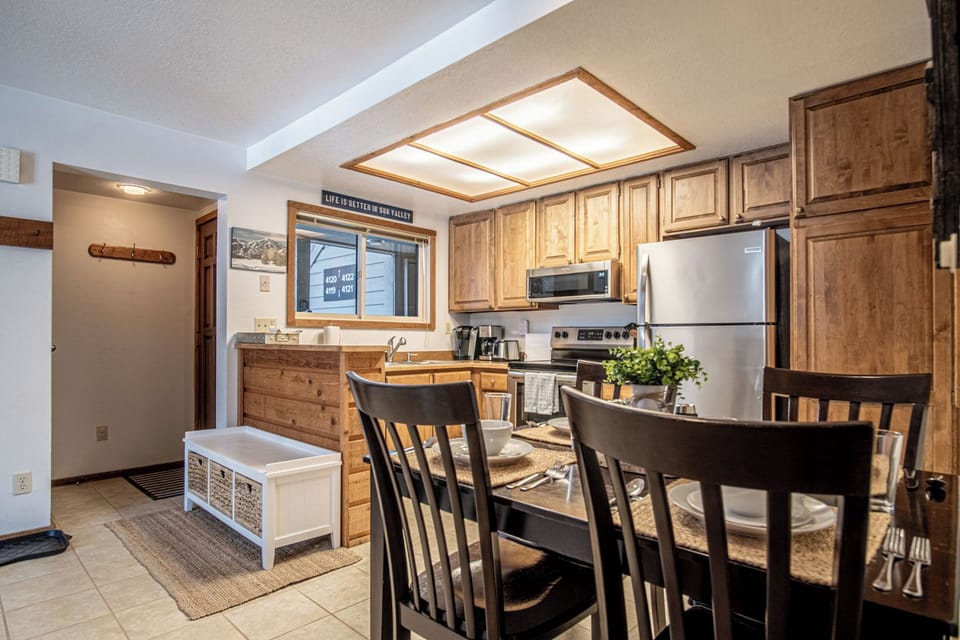 Fully equipped kitchen & dining