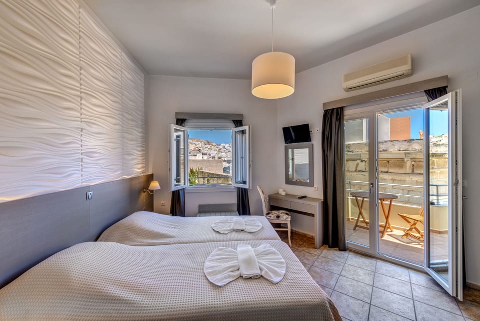 In-room safe, soundproofing, iron/ironing board, free WiFi