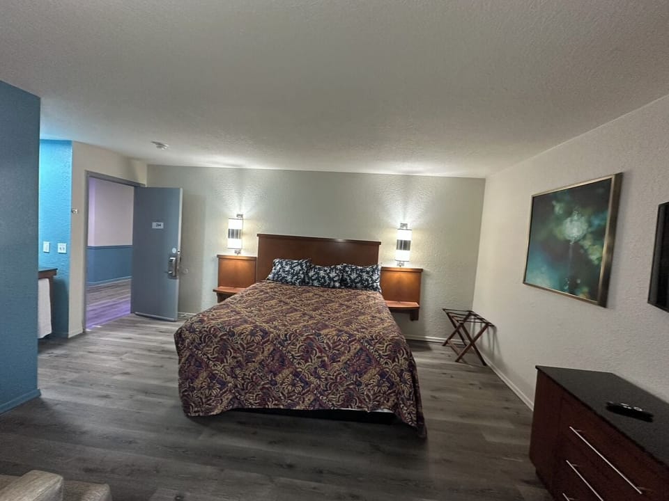 Standard Room, 1 King Bed, Non Smoking | Desk, iron/ironing board, free WiFi, bed sheets