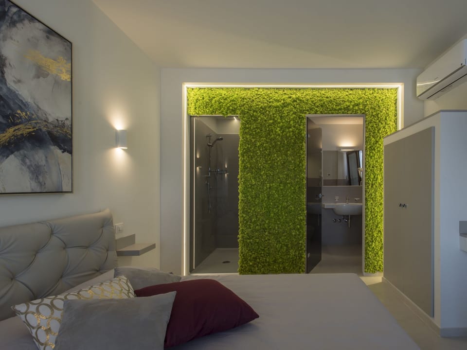 Deluxe Room | Minibar, iron/ironing board, rollaway beds