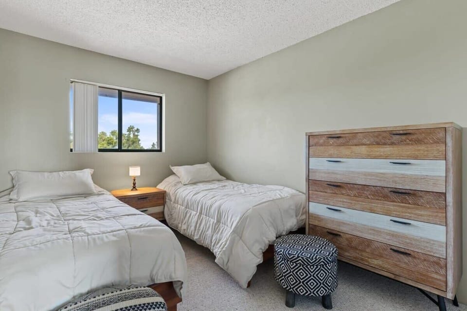 Guest bedroom with 2 Twin beds