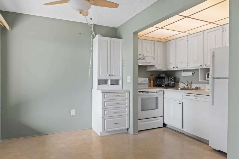 Fully stocked kitchen, ideal for cooking in