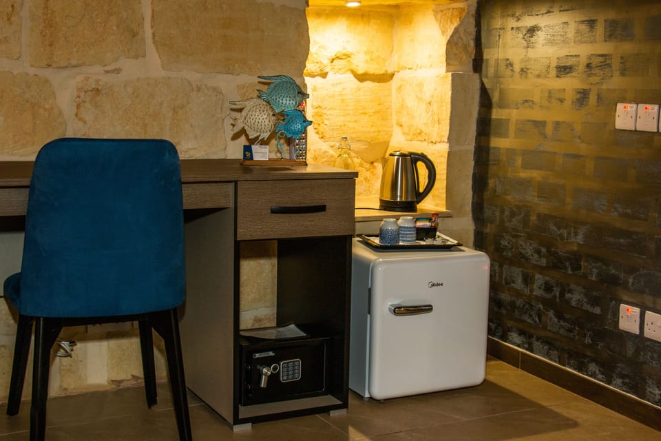 Design Room, 1 Queen Bed, Sea View, Poolside | 1 bedroom, individually decorated, individually furnished, desk