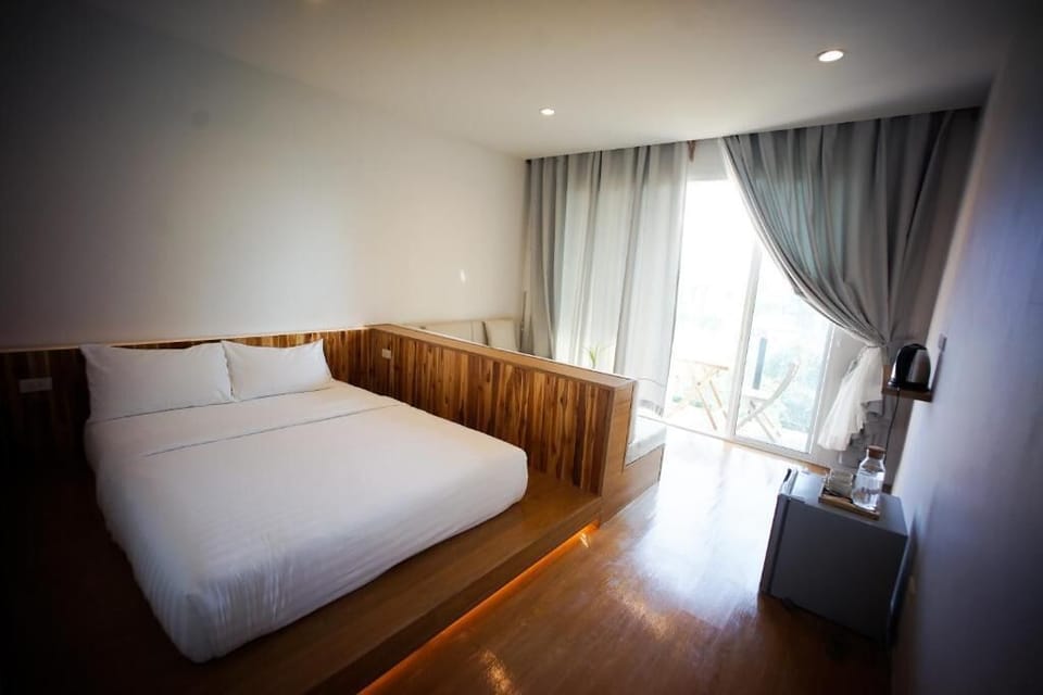 Queen Room with Balcony | Free WiFi, bed sheets