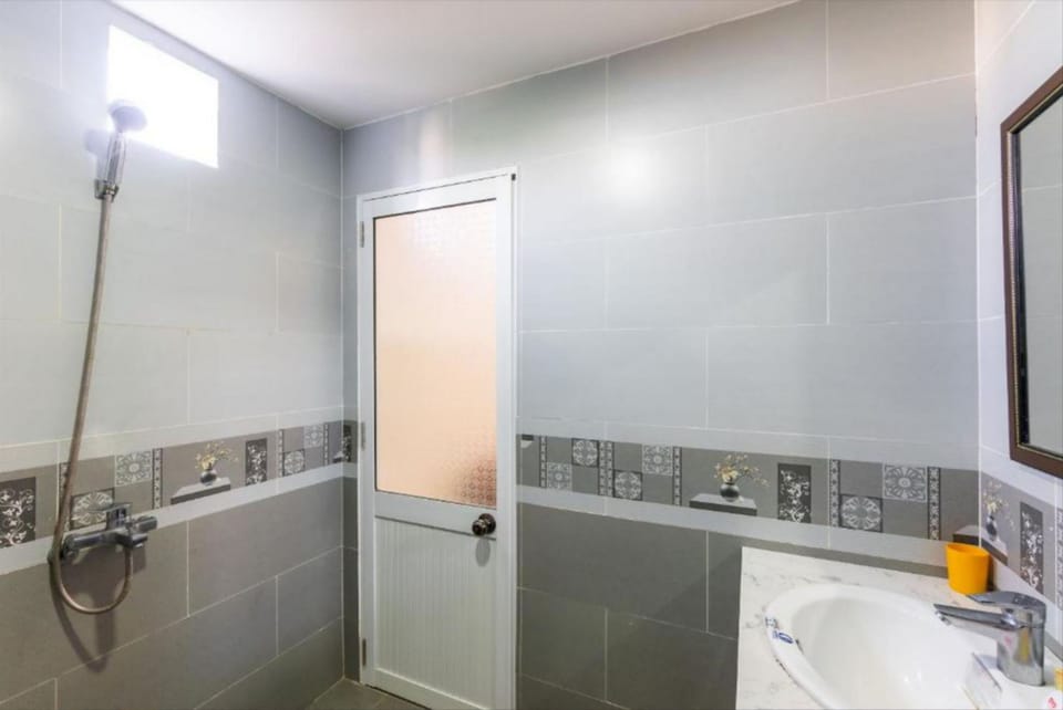 Grand Quadruple Room | Bathroom | Shower, rainfall showerhead, hair dryer, bathrobes