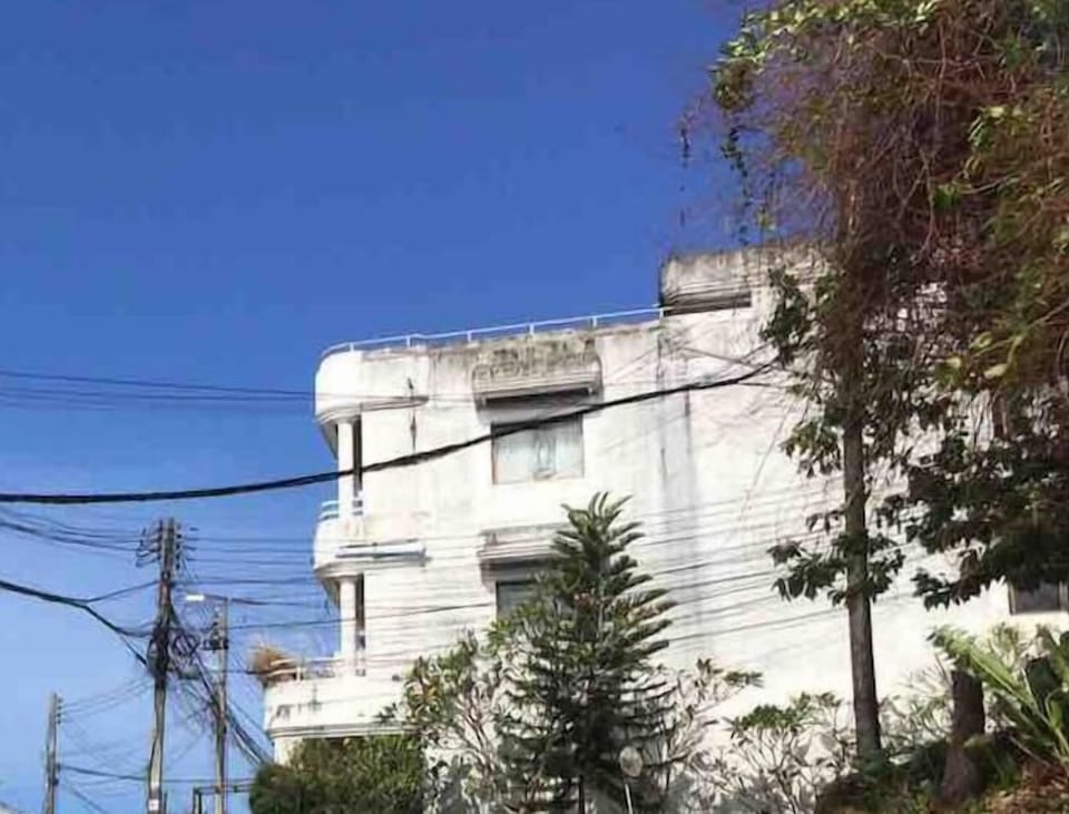 Le Versace Residence hotel (YELLOW Building)  -- is on your left - Turn left into the road in front of the building