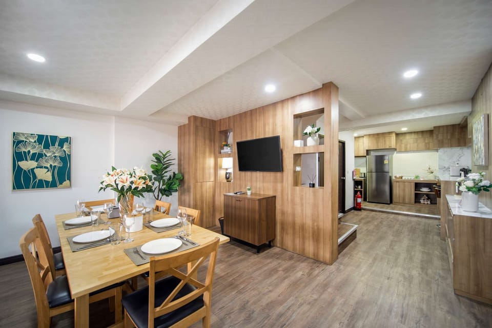 Enjoy meals in this stylish dining space featuring a six-seat setup, modern décor, and ambient lighting. Perfect for family dinners, special occasions, or cozy nights in with your favorite shows just steps from the kitchen.

-House 21