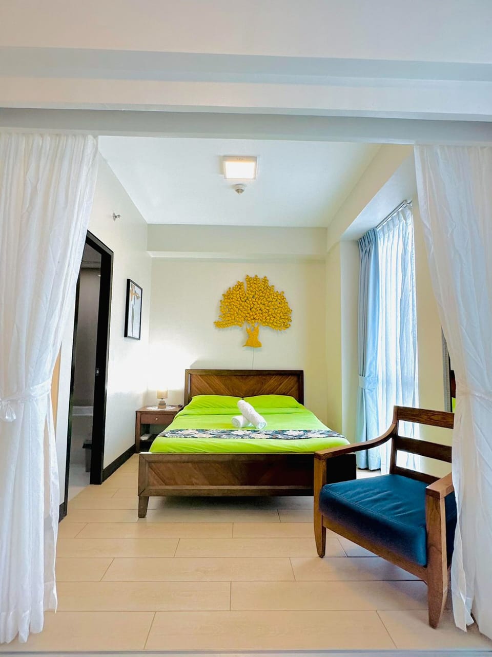 Executive Studio | Desk, bed sheets, wheelchair access