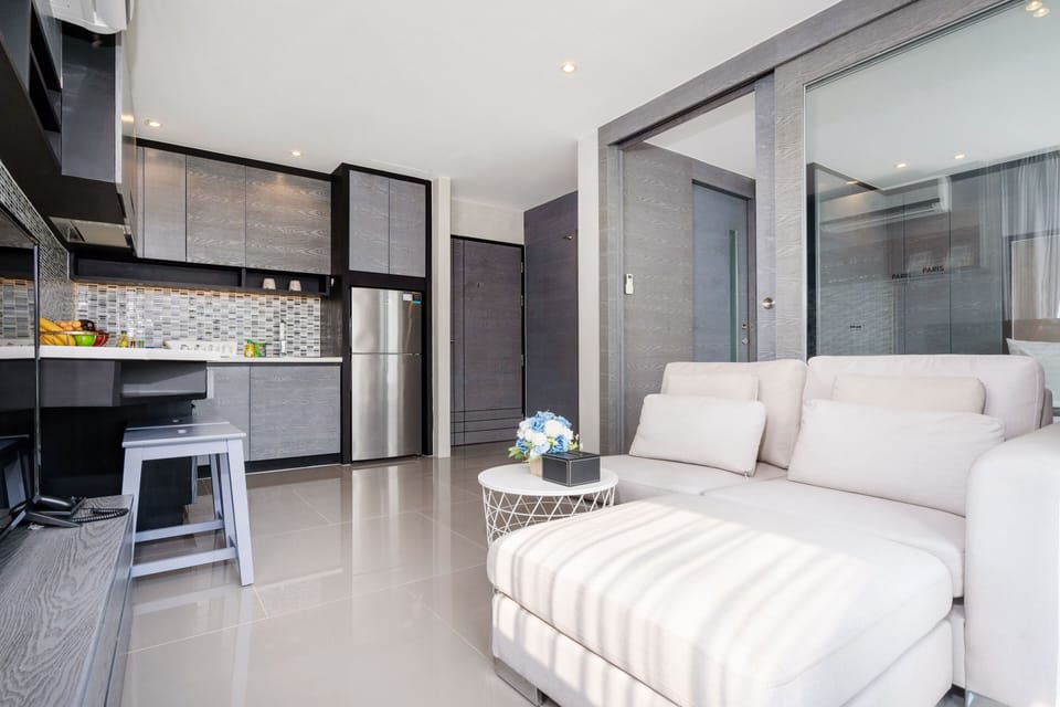 Comfort Condo | Living room | Smart TV