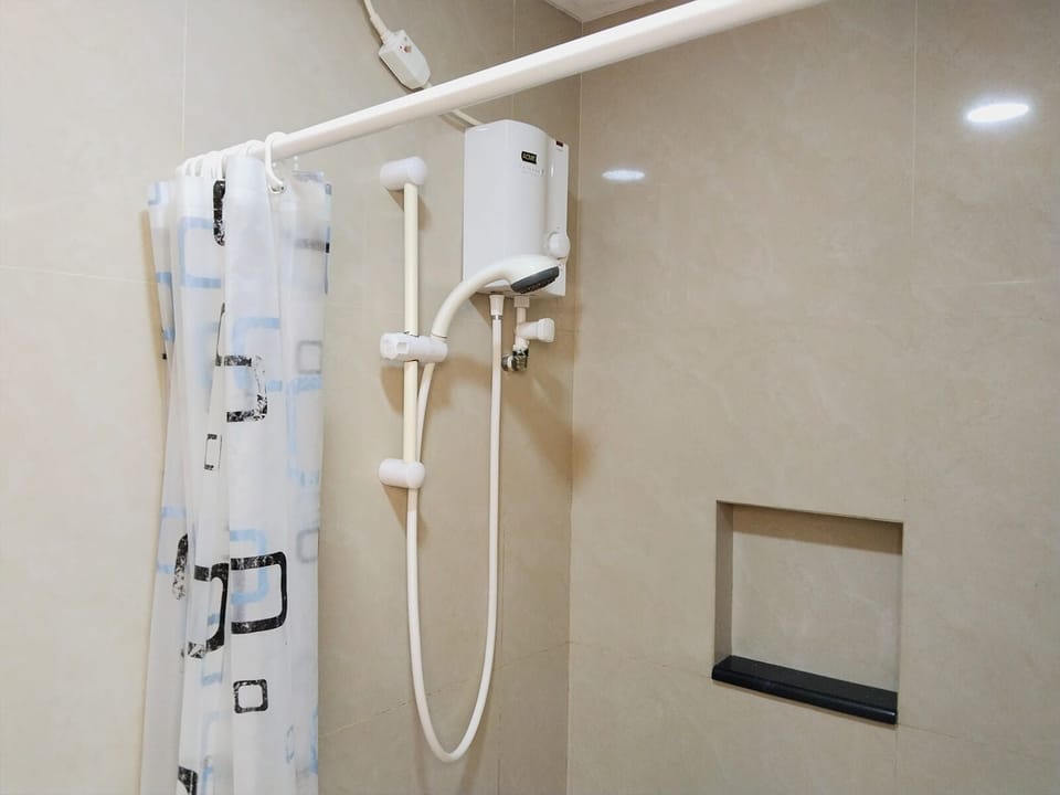 Standard Room | Bathroom | Shower, towels, soap, shampoo