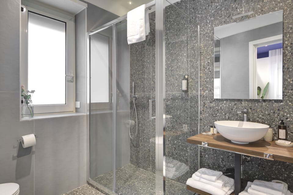 Deluxe Room, Balcony | Bathroom | Shower, rainfall showerhead, hair dryer, bidet