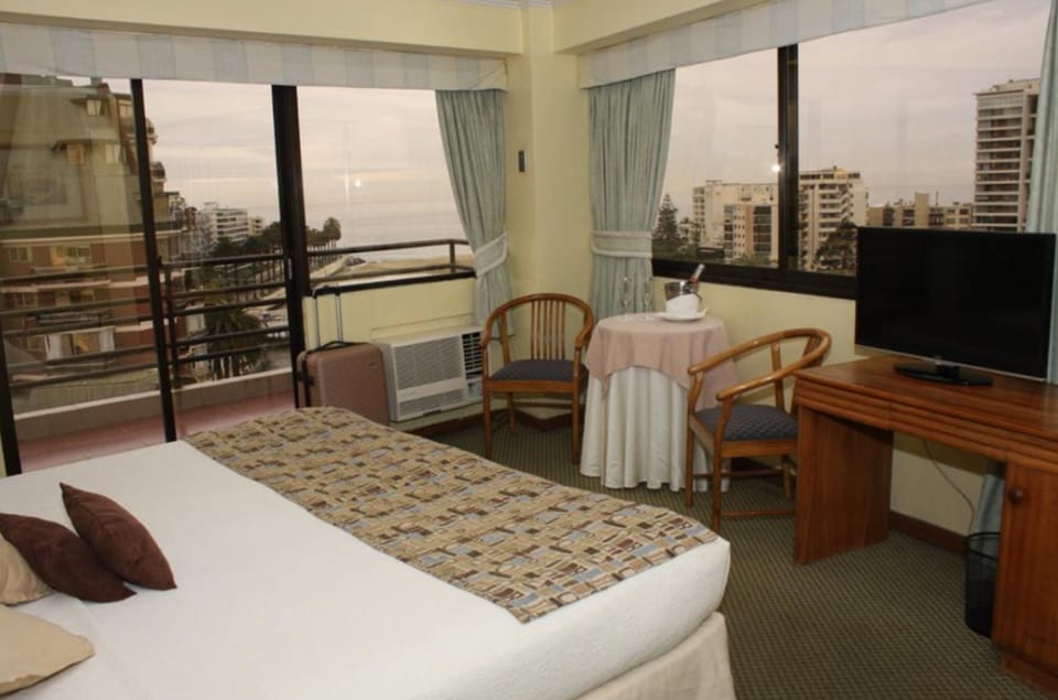 Double Room with 1 Double Bed | Premium bedding, minibar, in-room safe, desk