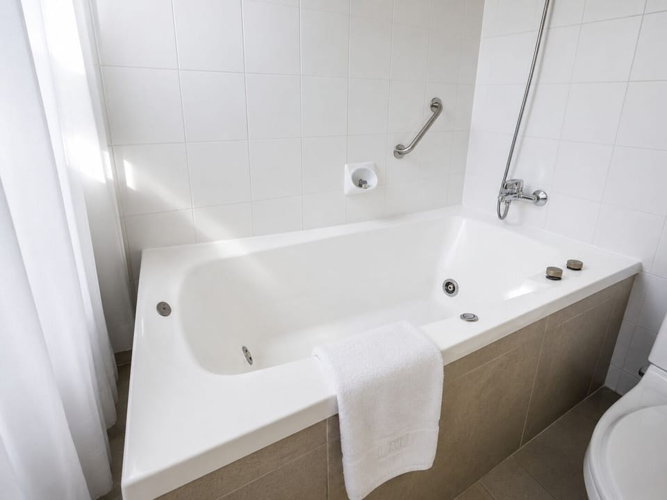 Suite with jacuzzi | Bathroom | Combined shower/tub, deep soaking tub, rainfall showerhead, hair dryer