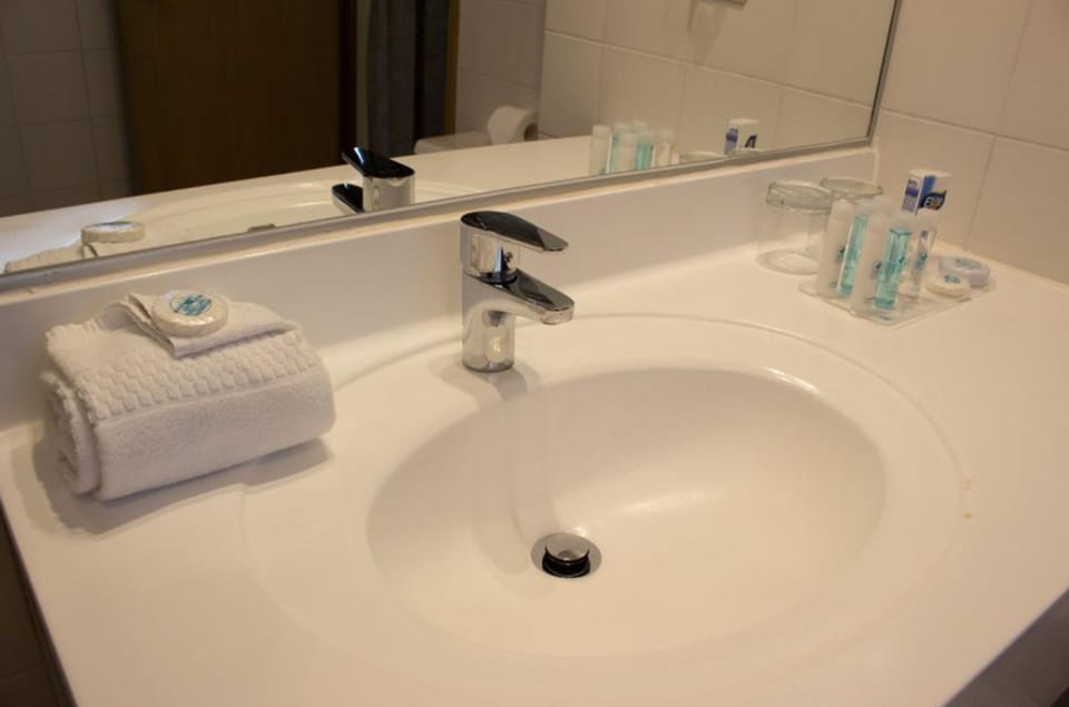 Double Room with 1 Double Bed | Bathroom | Combined shower/tub, deep soaking tub, rainfall showerhead, hair dryer