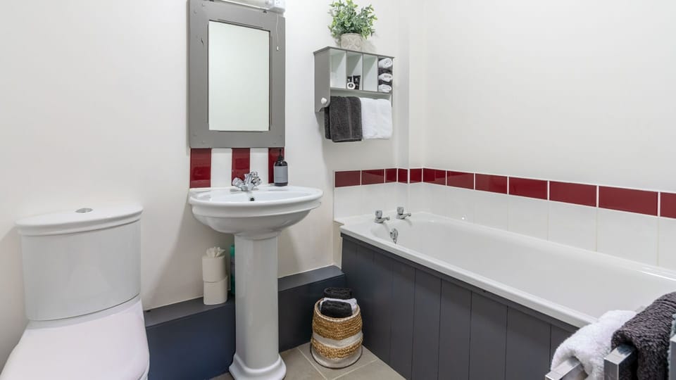 Ground Floor Bathroom, Buff Lodge, Bolthole Retreats