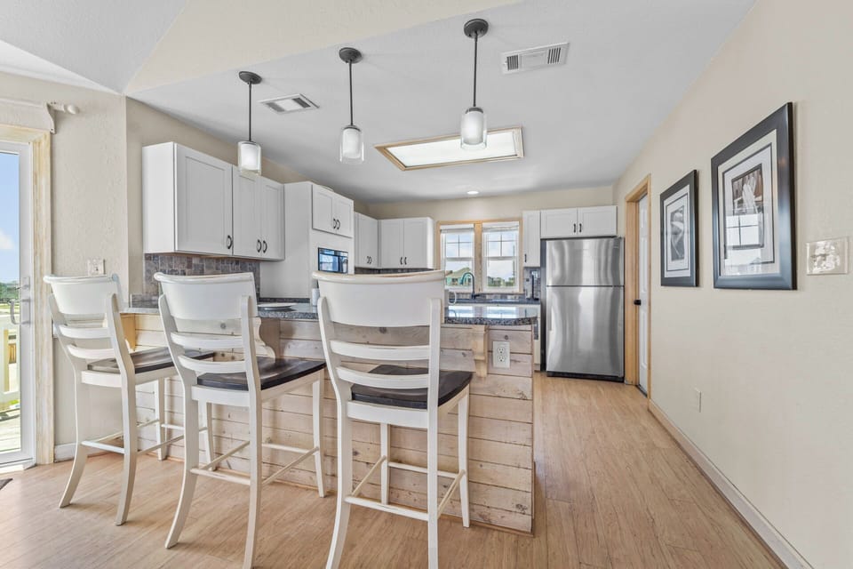 09-Surf-or-Sound-Realty-1140-Paws-In-The-Water-kitchen
